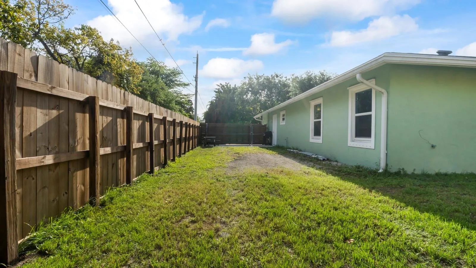 4521 SW 25th Ave