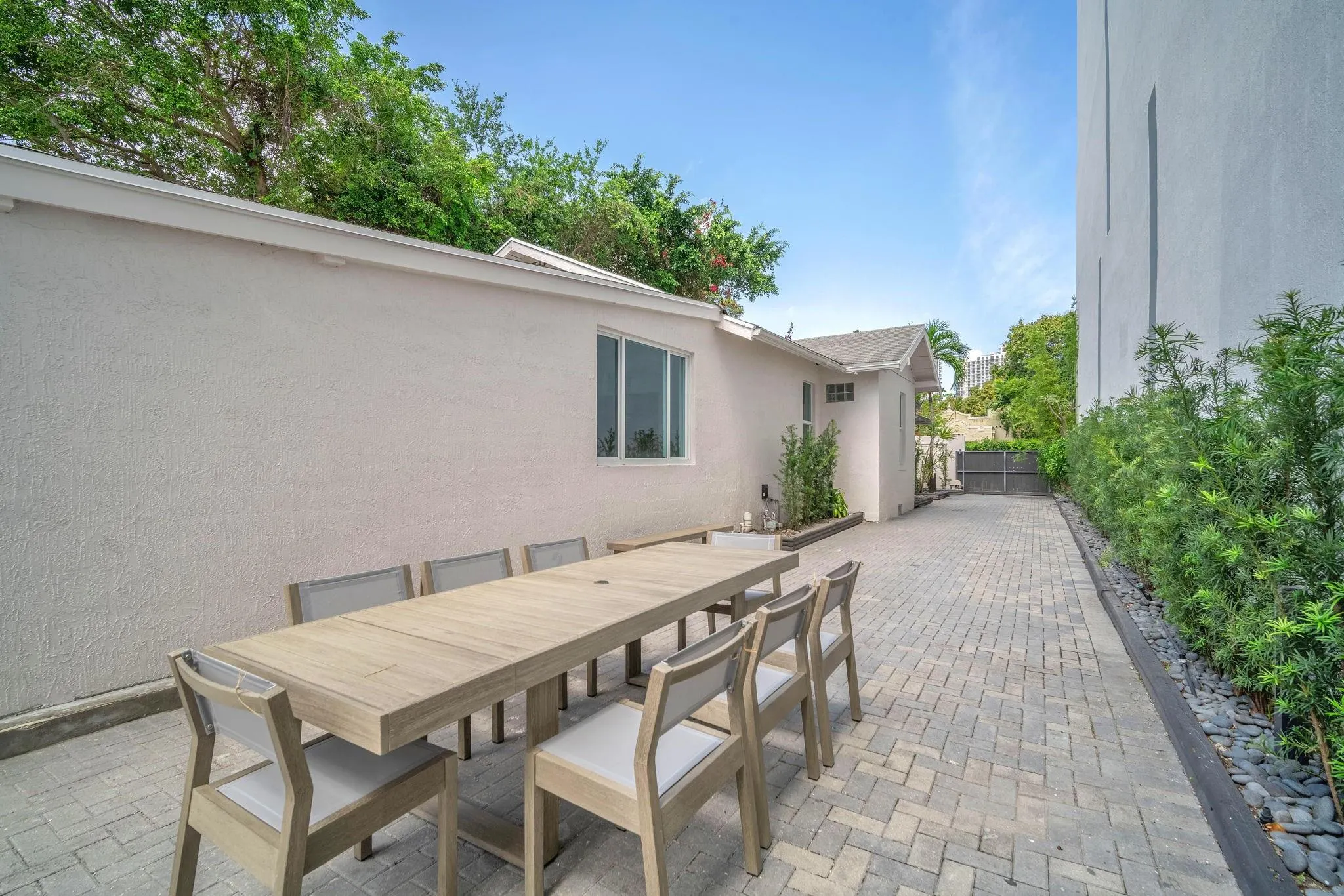 120 NE 25th St