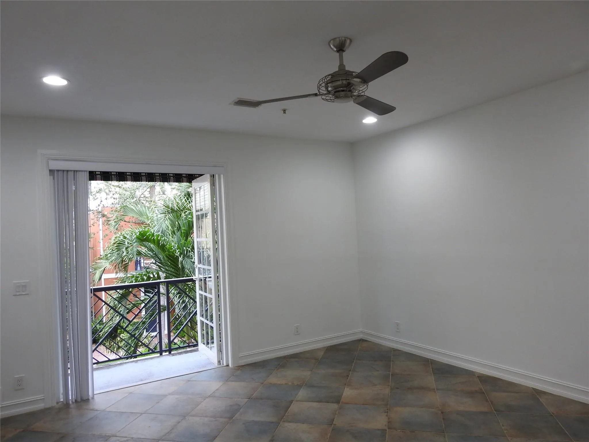 2299 NE 9th Ave, #2299