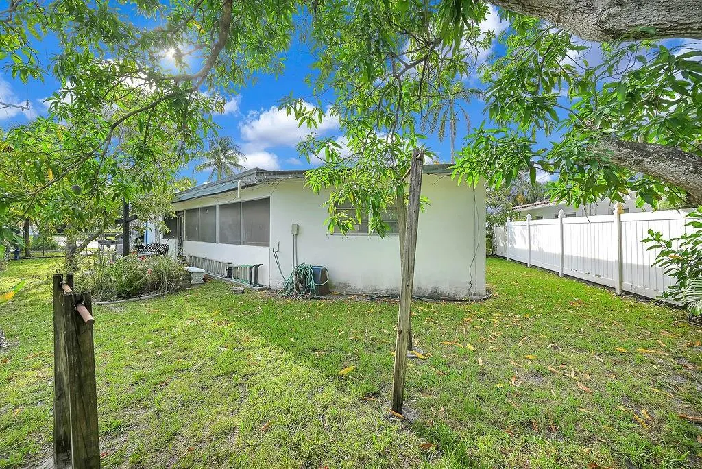 2732 NW 9th Ter