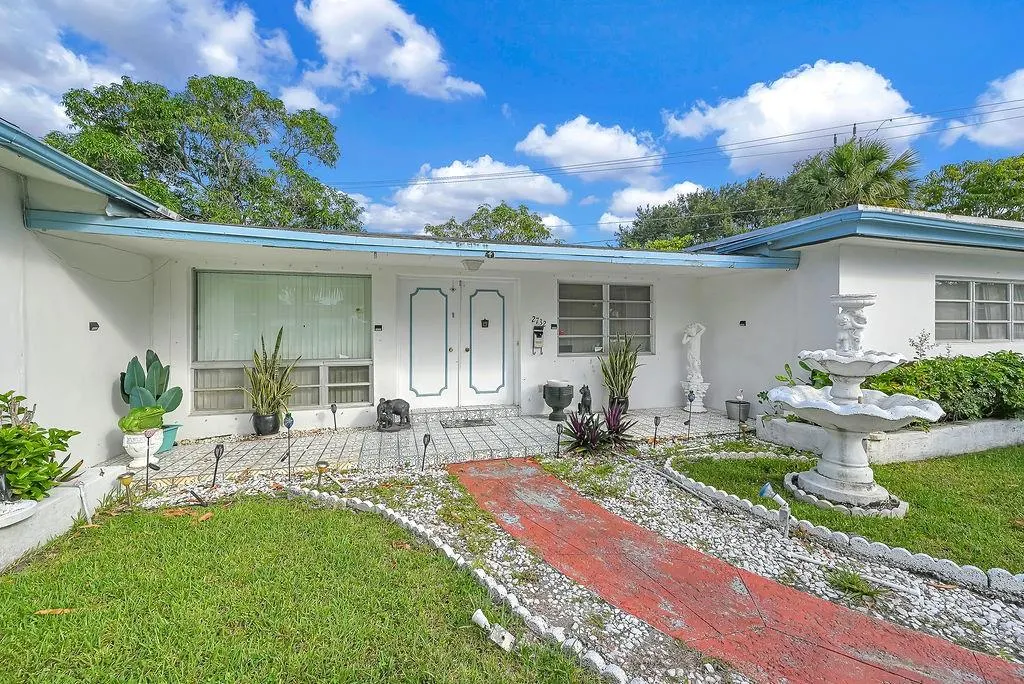 2732 NW 9th Ter