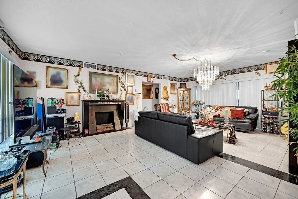 2732 NW 9th Ter