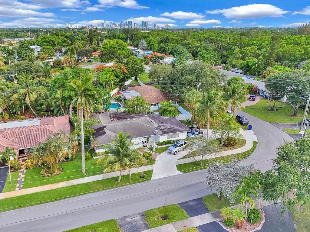 2732 NW 9th Ter