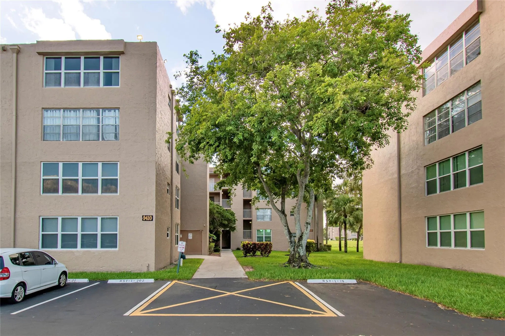 9410 Tangerine Pl, #207