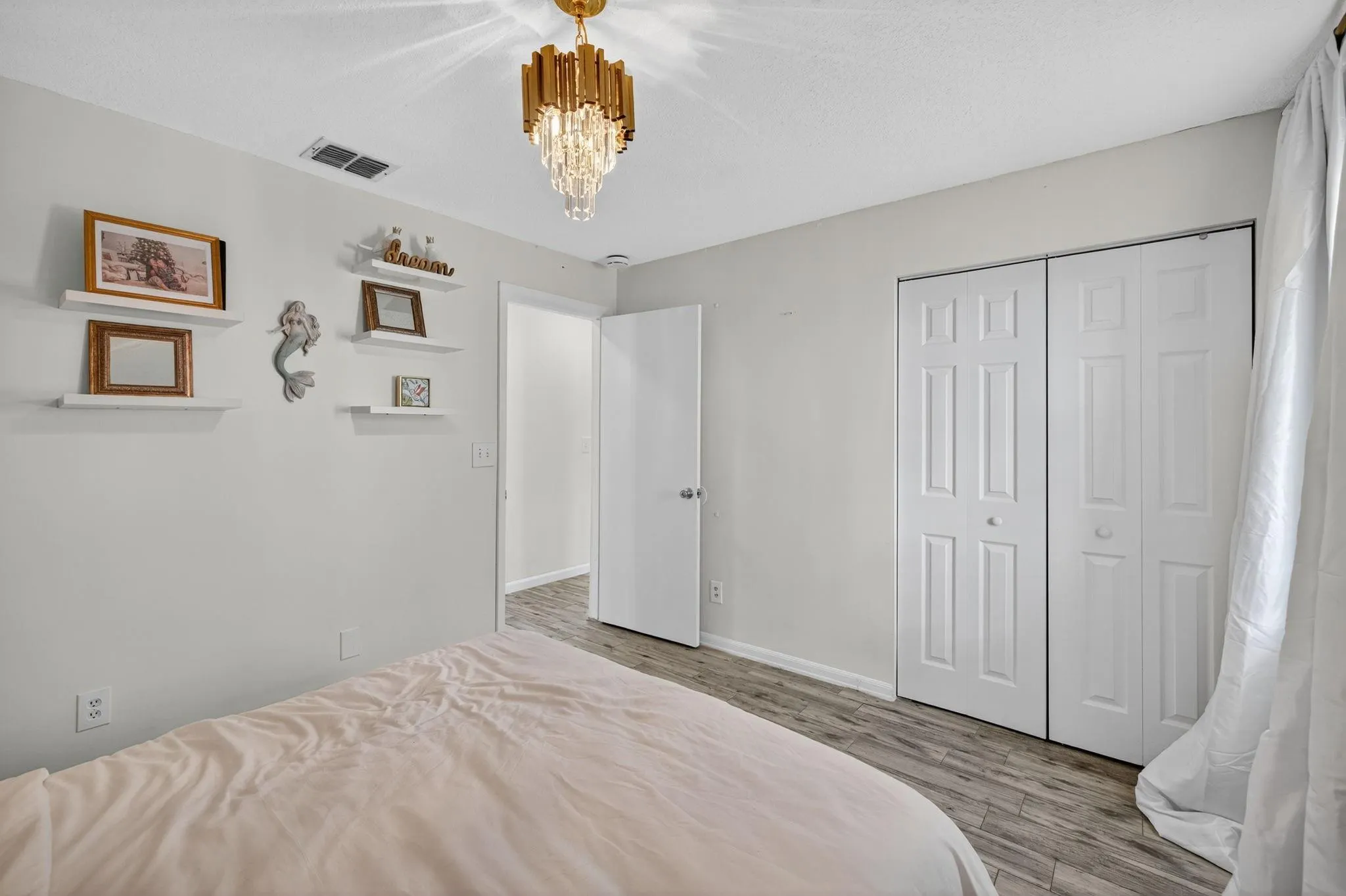1661 E Oak Knoll Cir