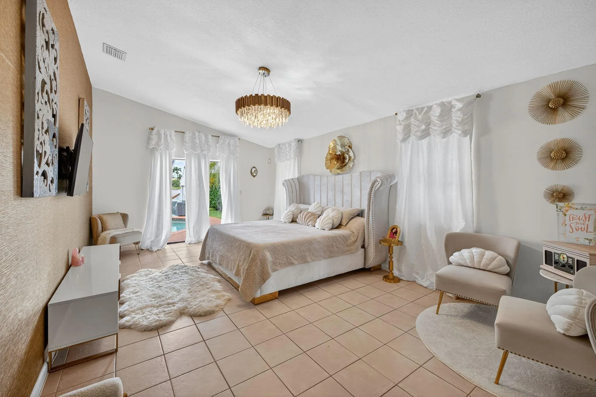 1661 E Oak Knoll Cir