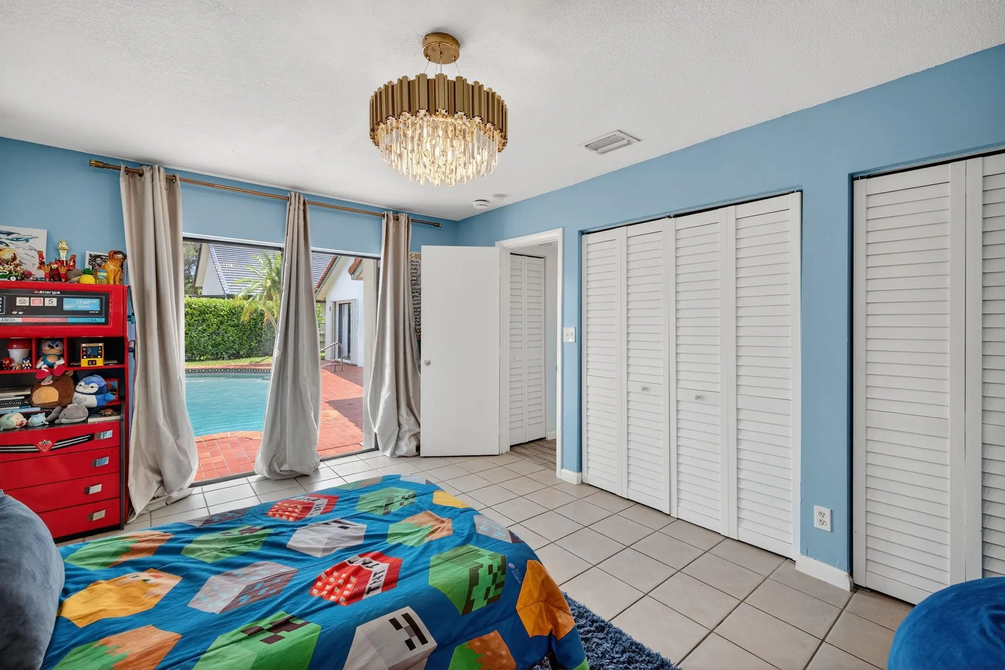 1661 E Oak Knoll Cir
