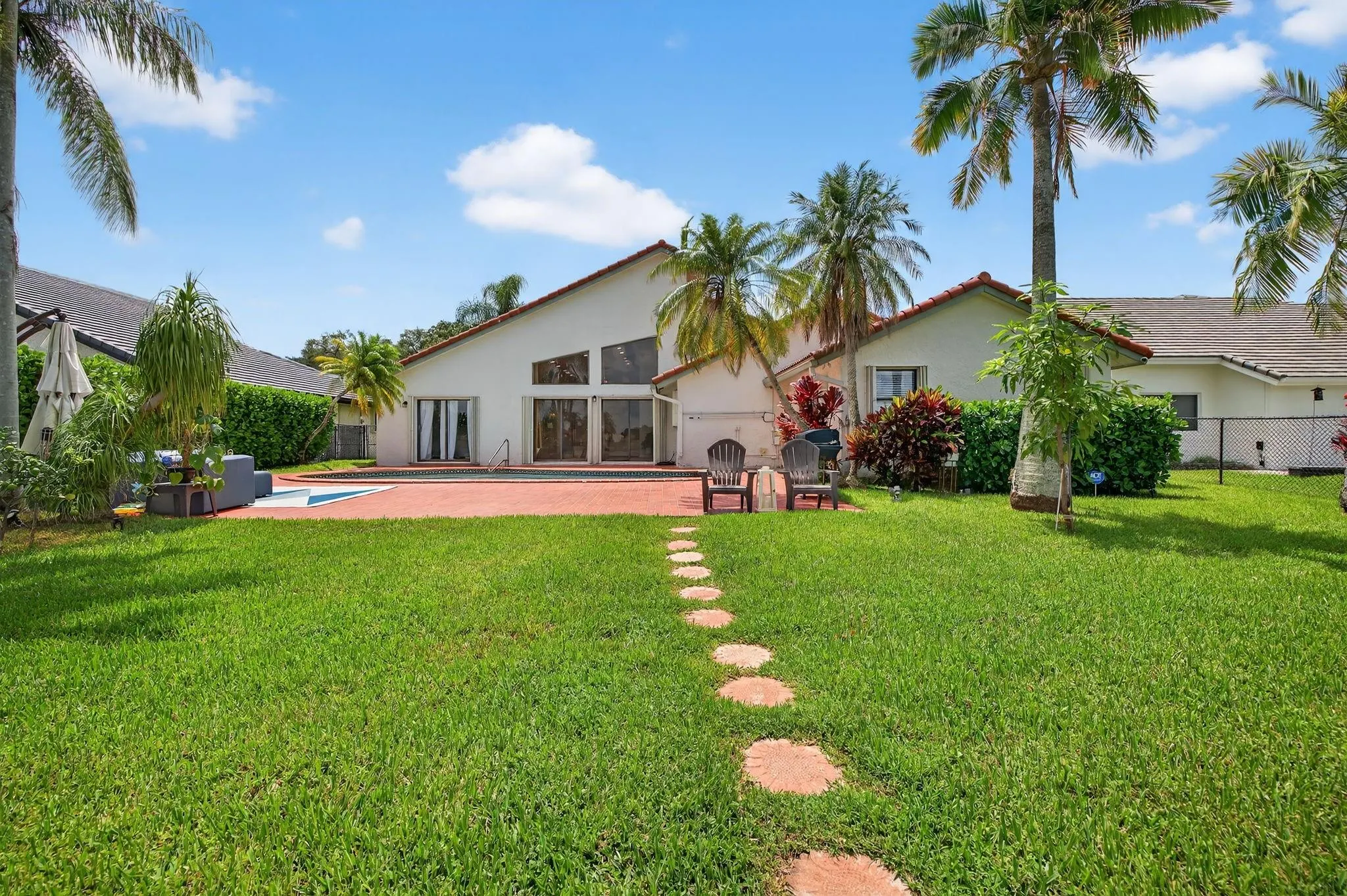 1661 E Oak Knoll Cir