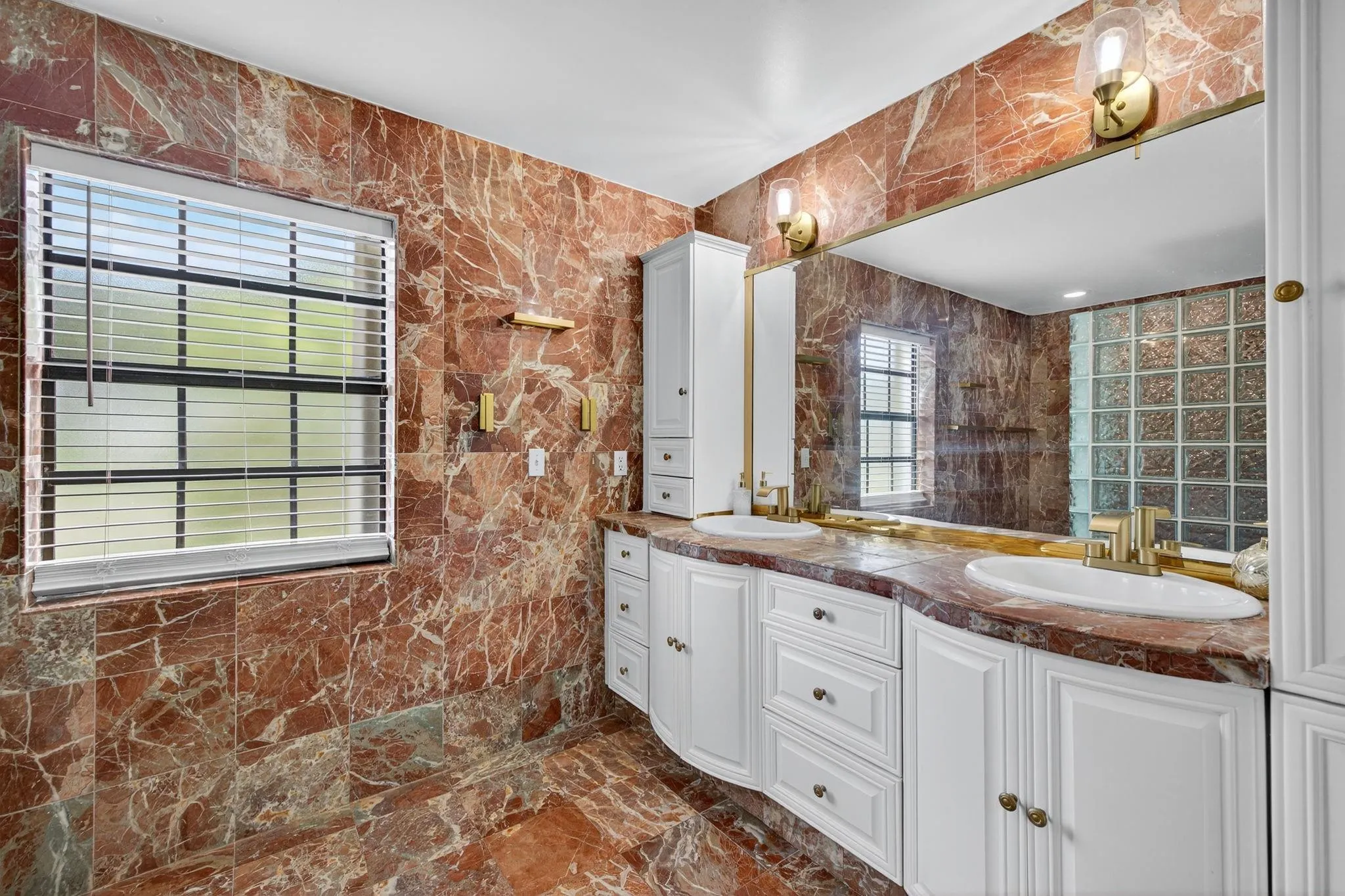 1661 E Oak Knoll Cir