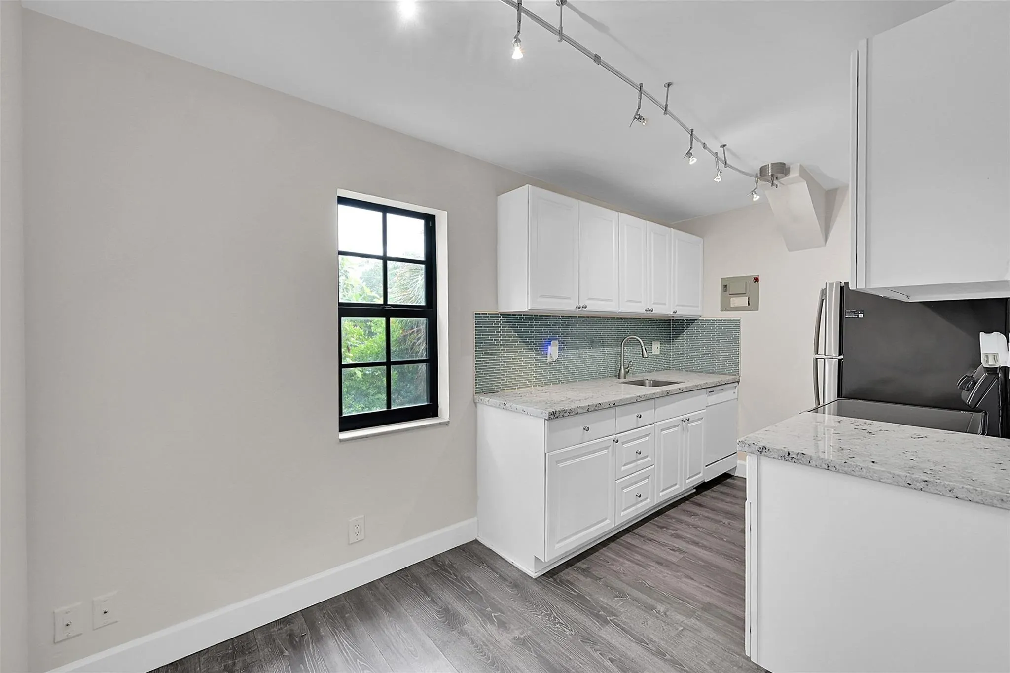 905 NE 28th St, #202