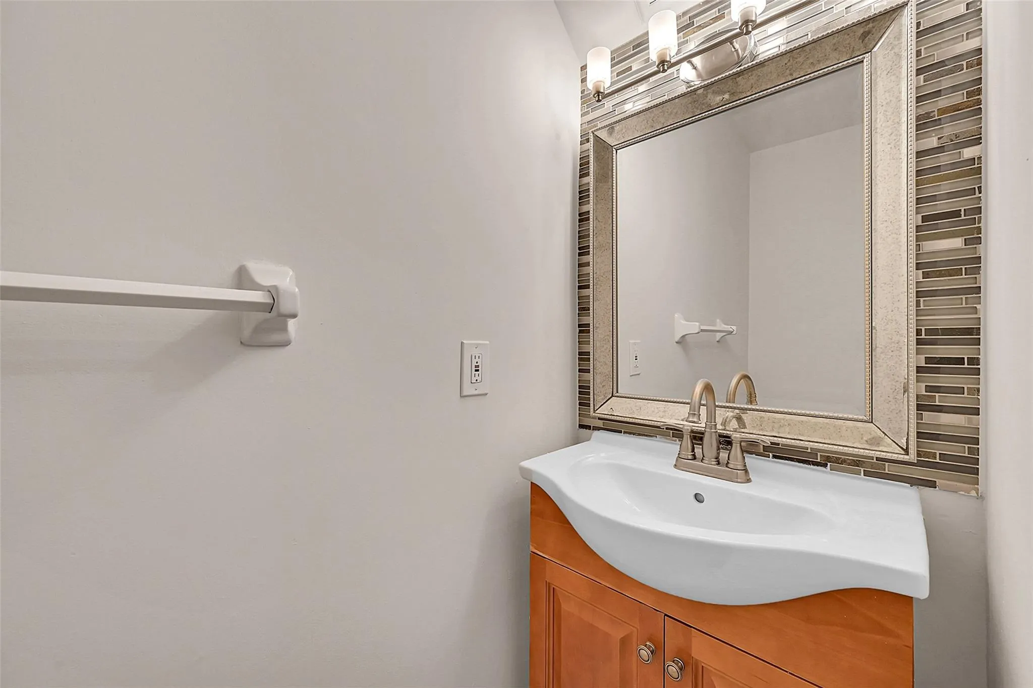 905 NE 28th St, #202