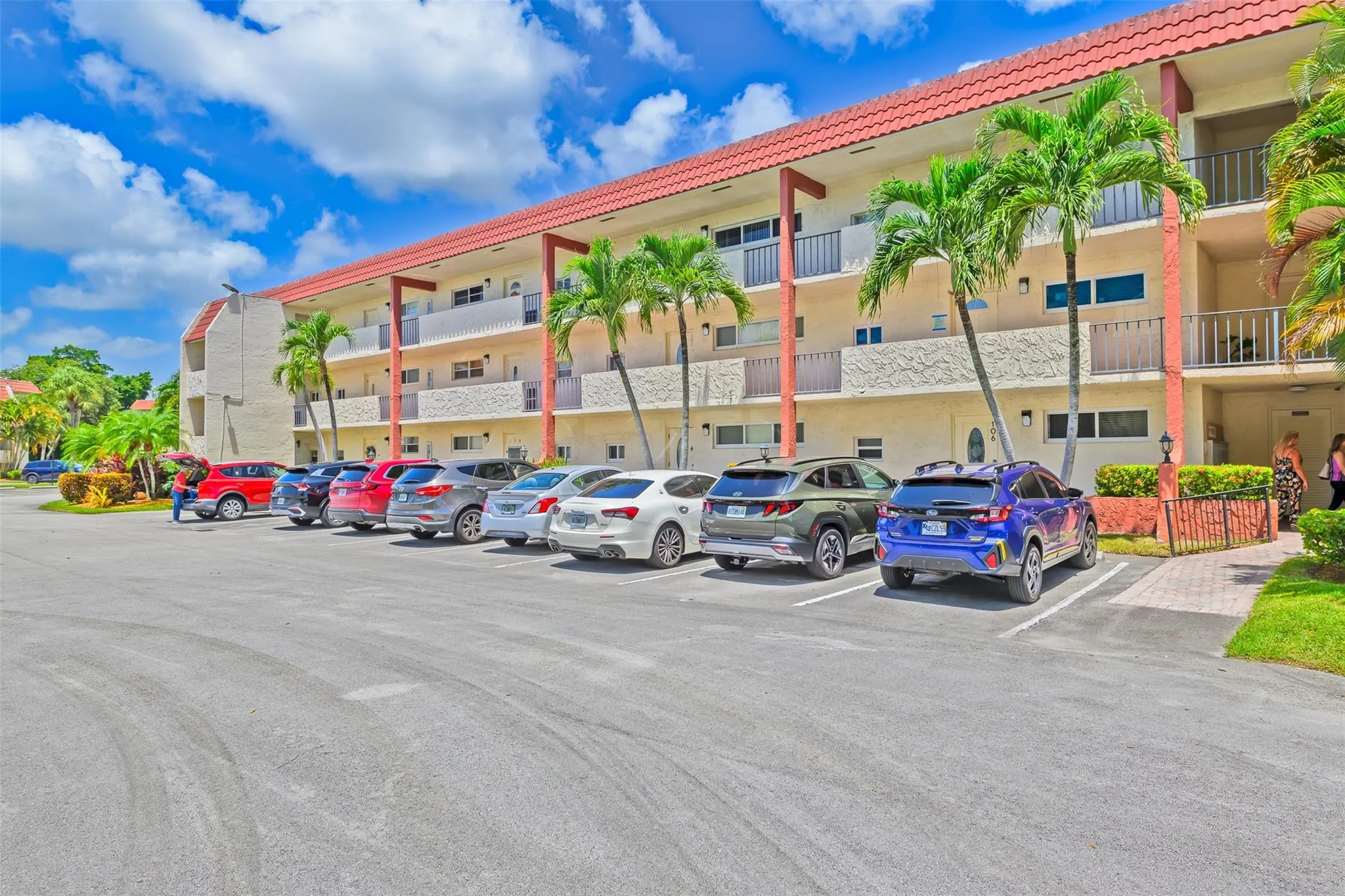 9511 N Hollybrook Lake Dr, #207