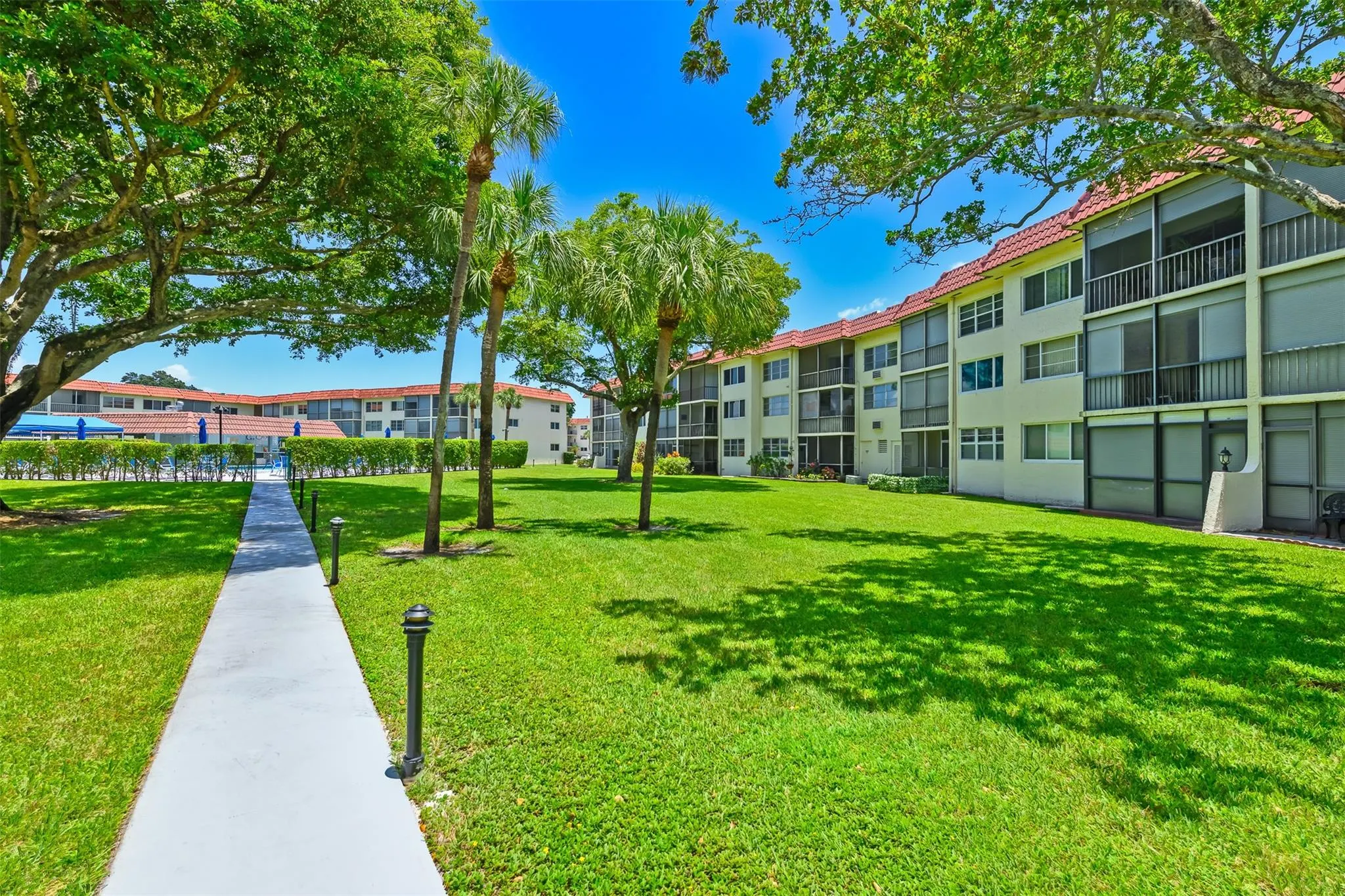 9511 N Hollybrook Lake Dr, #207