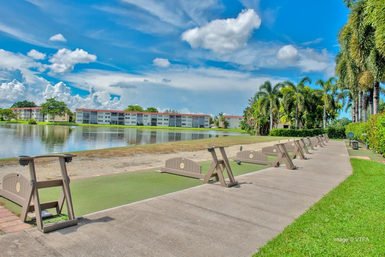 9511 N Hollybrook Lake Dr, #207