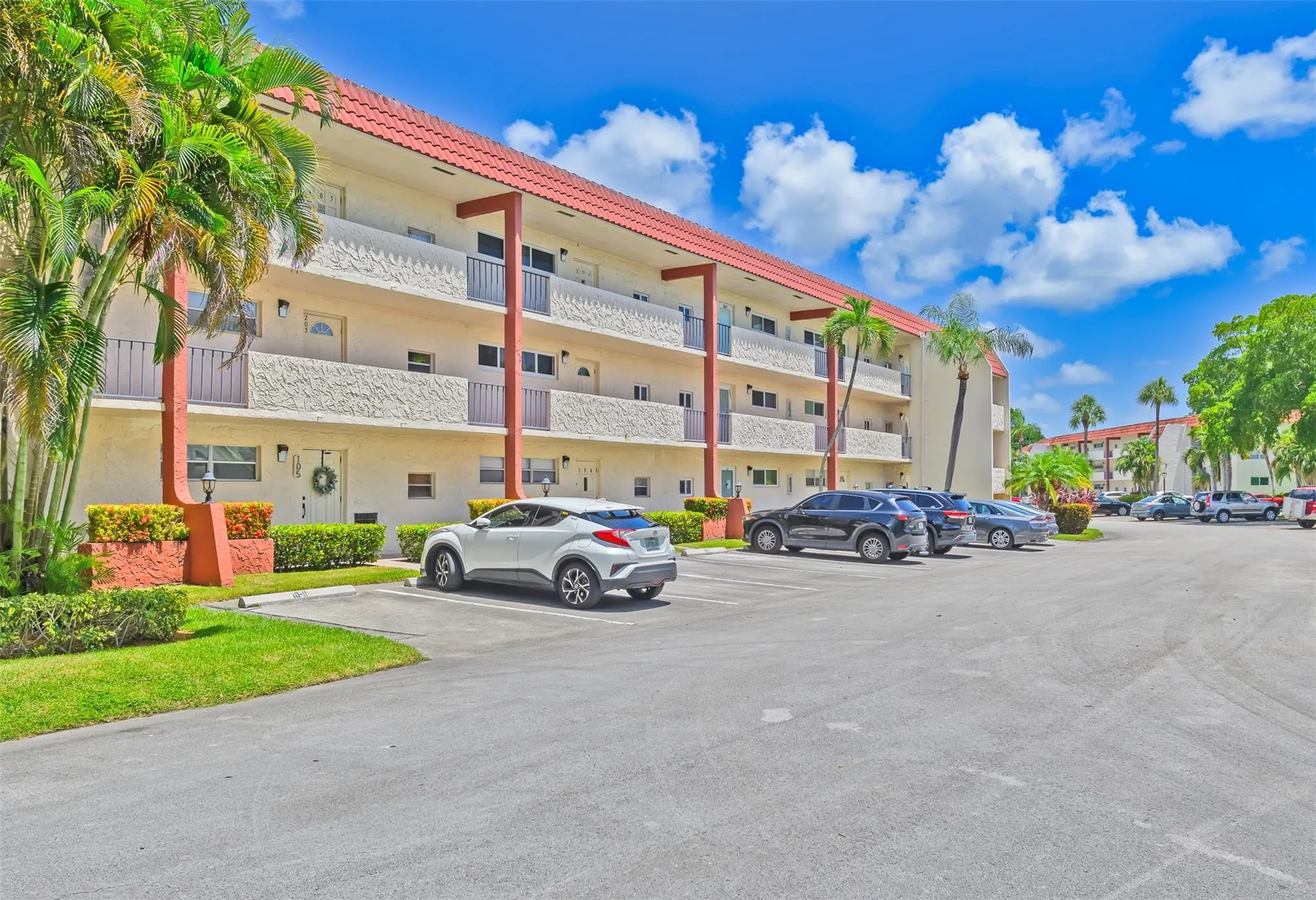 9511 N Hollybrook Lake Dr, #207