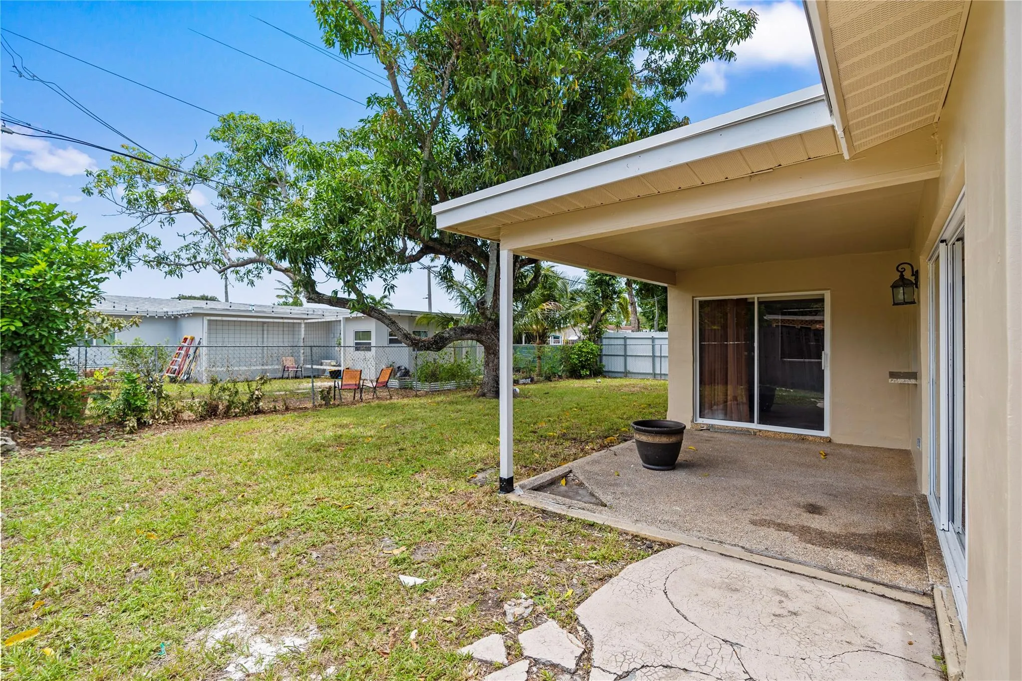 8470 NW 28th St