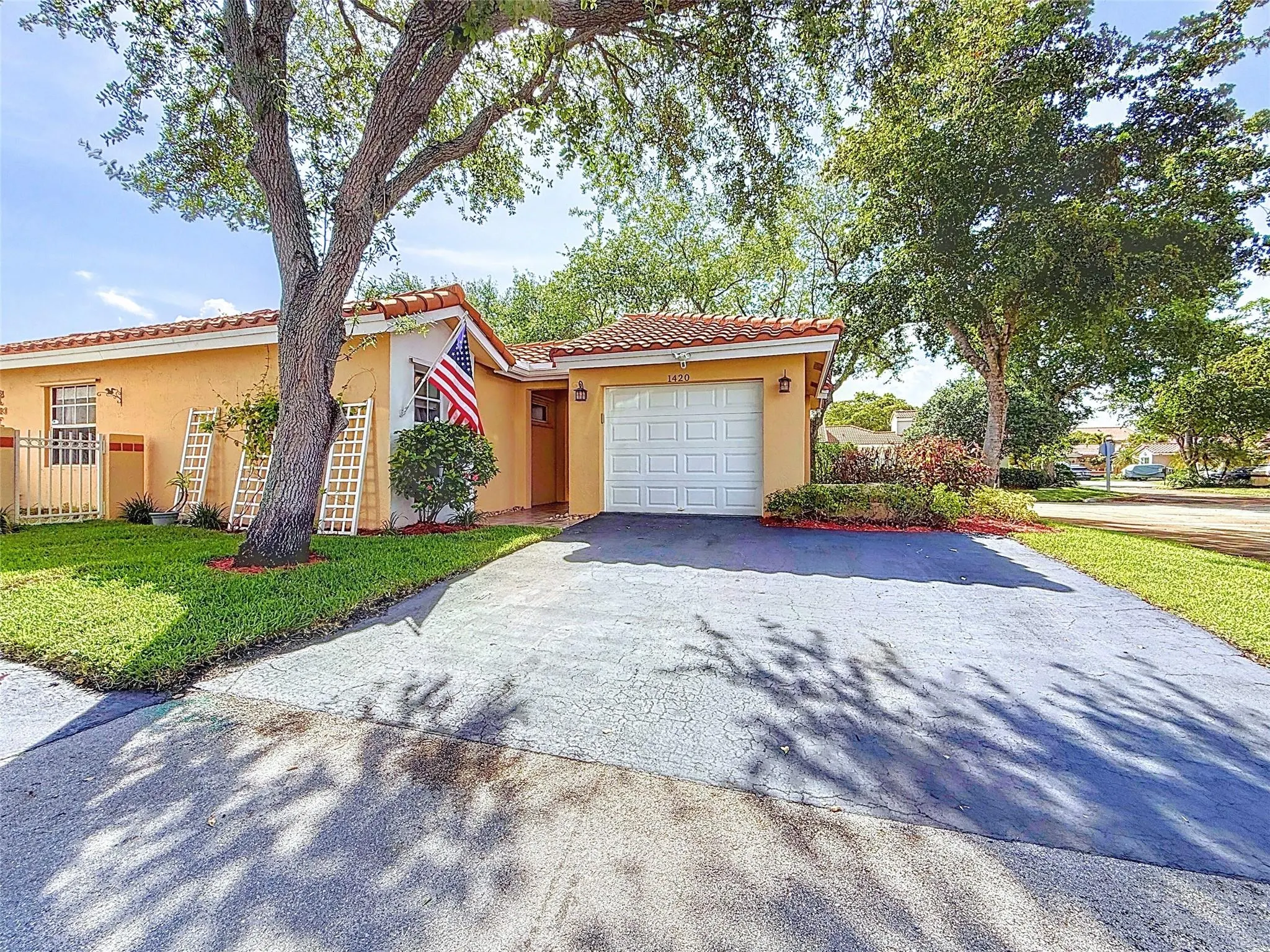 1420 Seagrape Cir