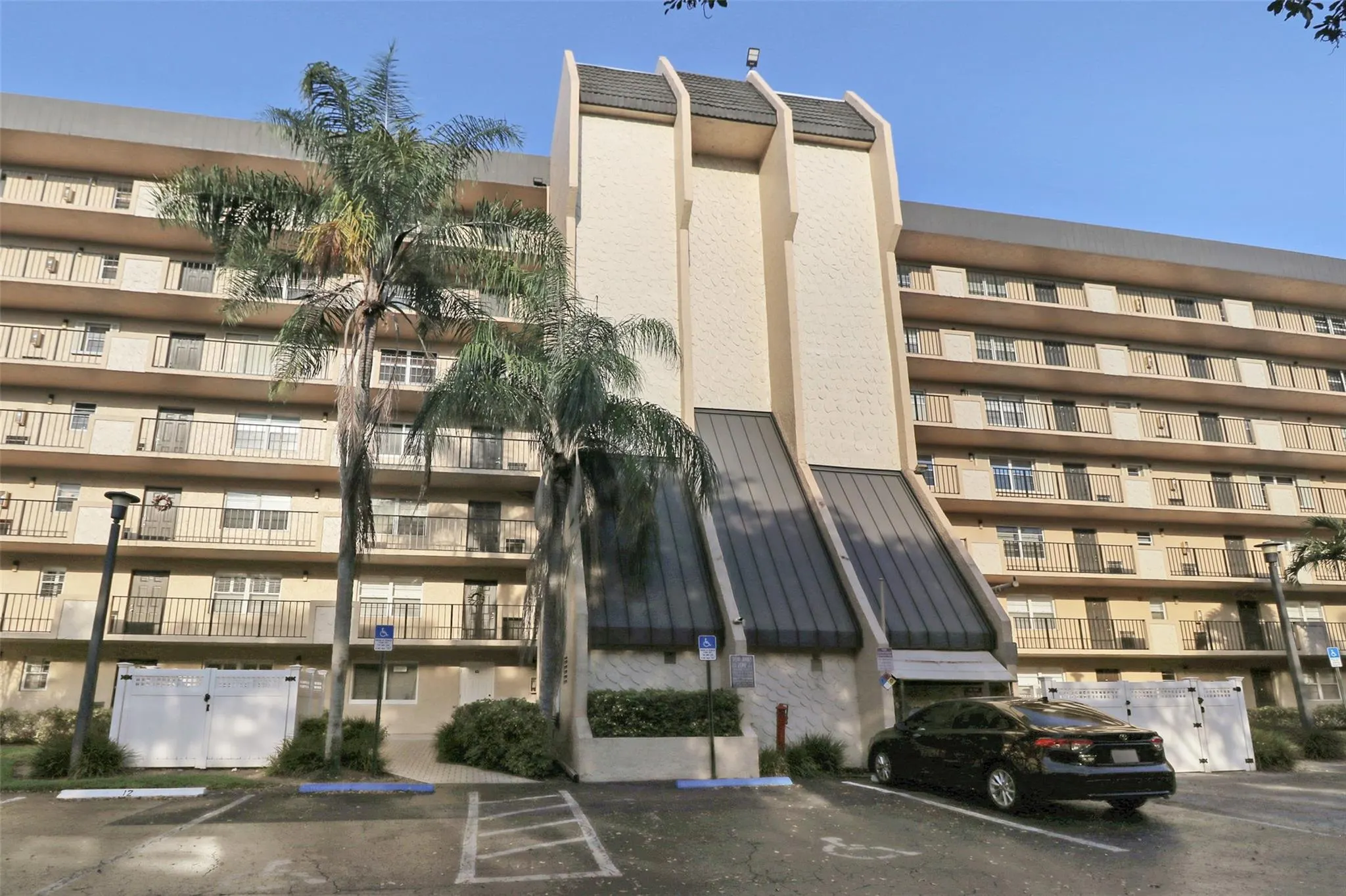 3300 W Rolling Hills Cir, #503