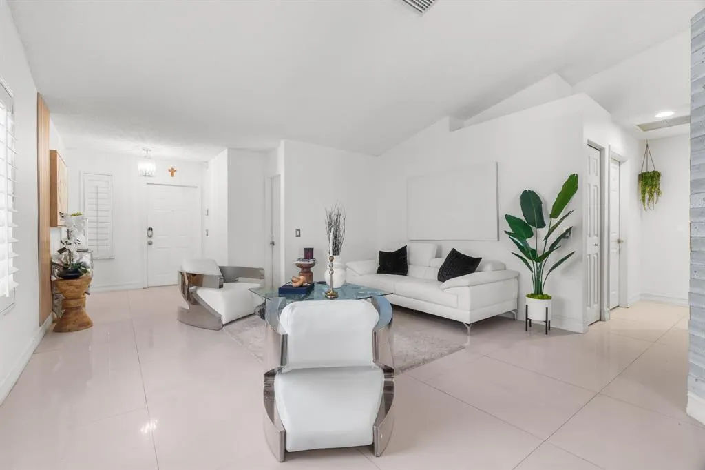 1525 Salerno Cir
