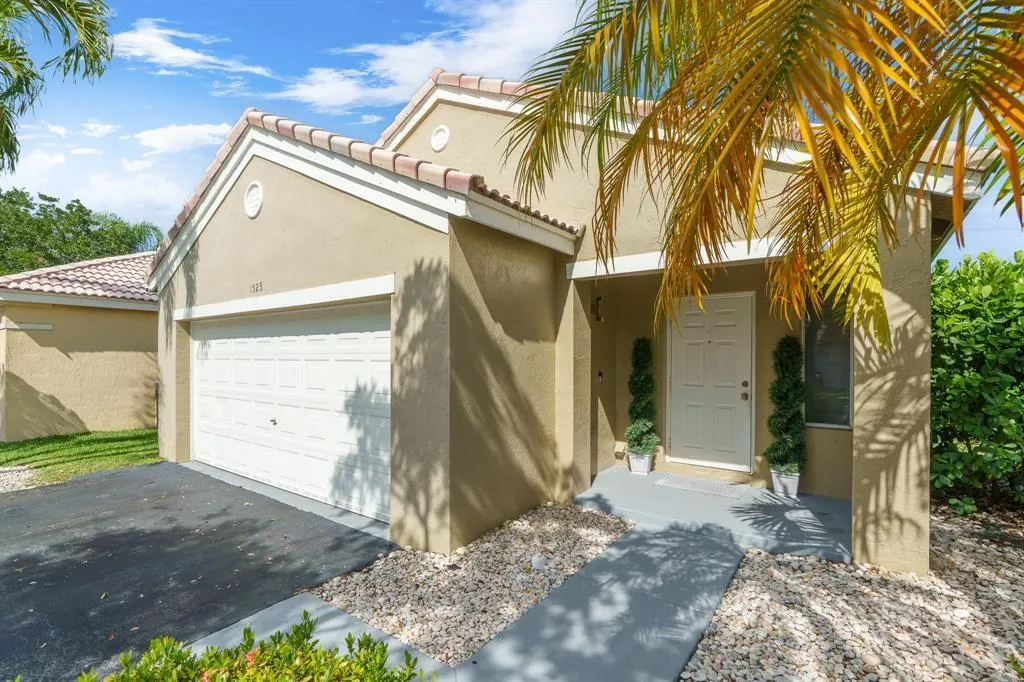 1525 Salerno Cir