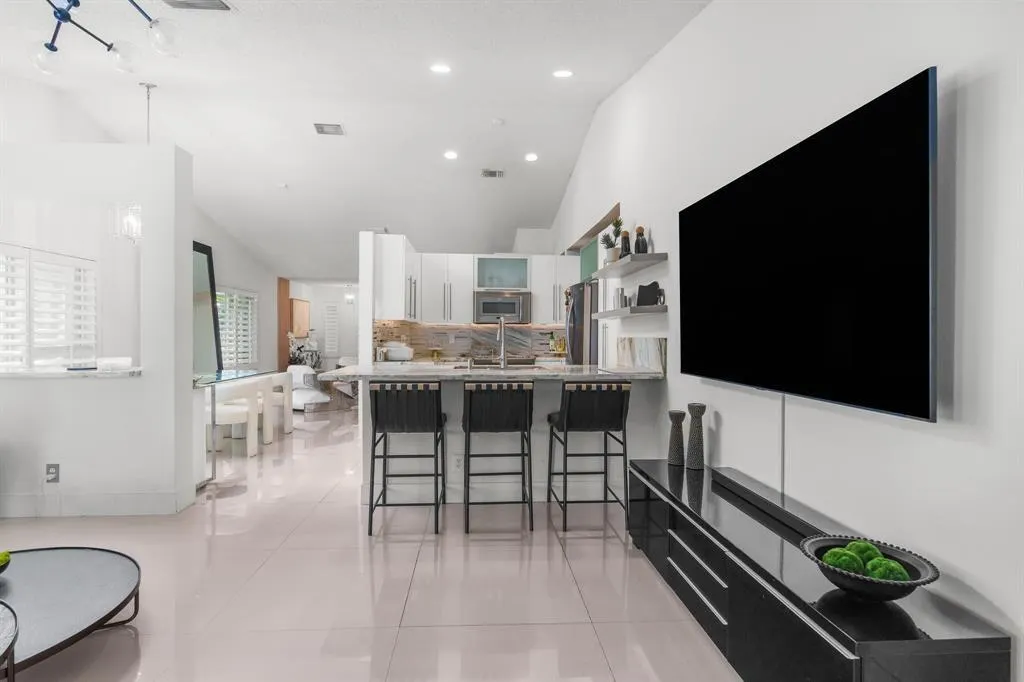 1525 Salerno Cir