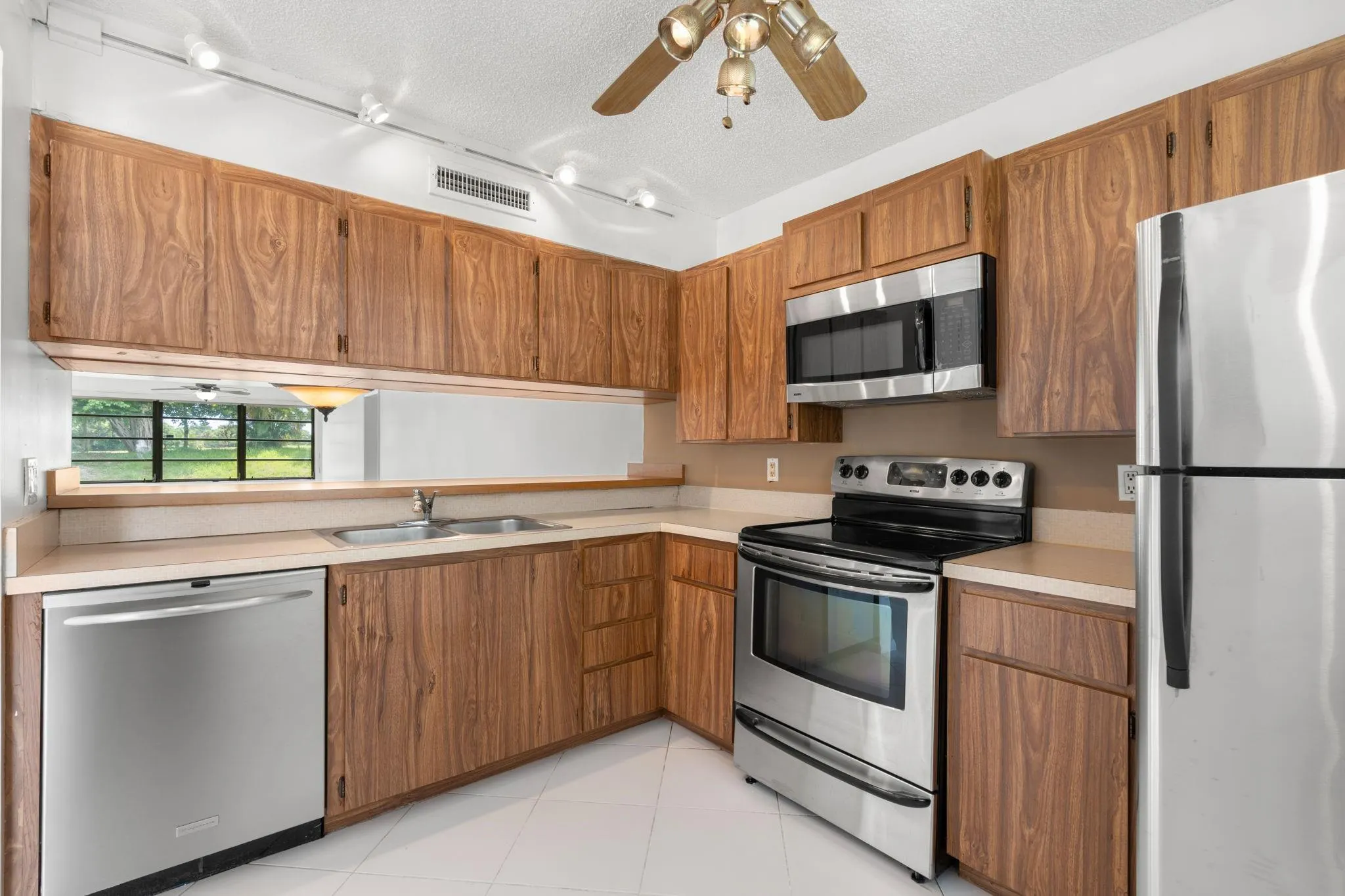 6061 Balboa Circle, #105