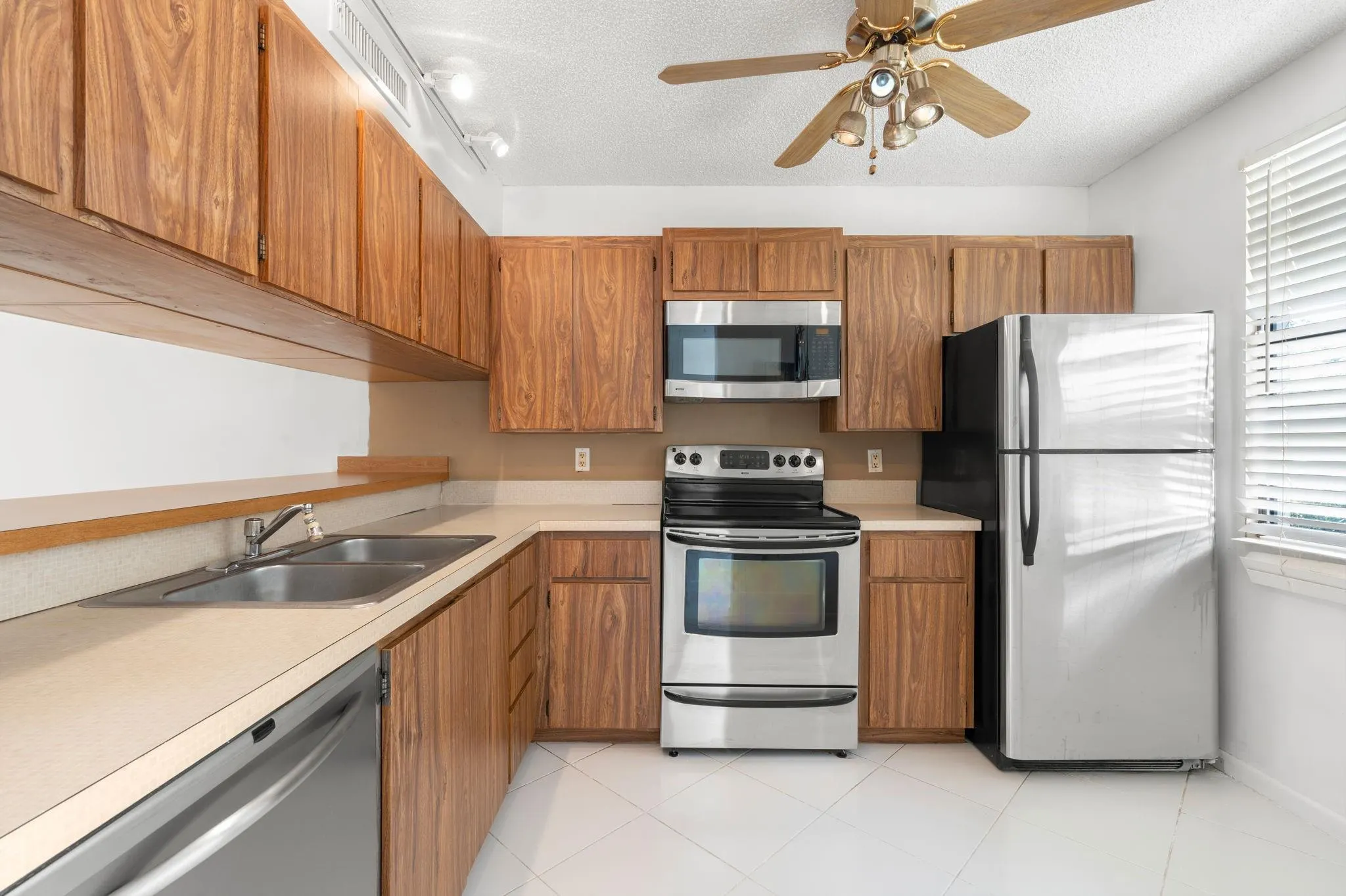 6061 Balboa Circle, #105