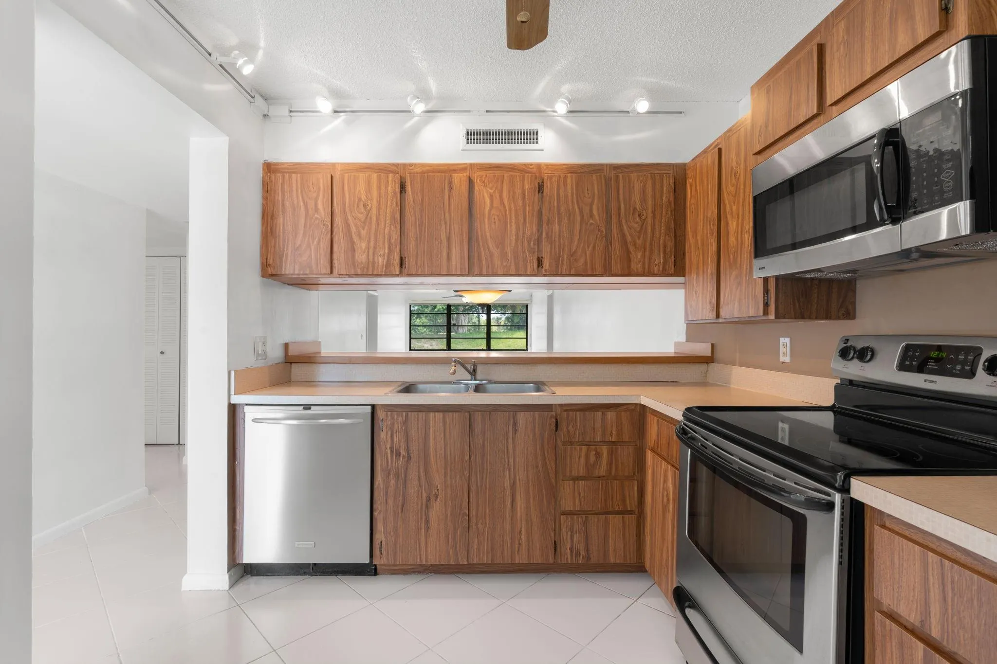 6061 Balboa Circle, #105
