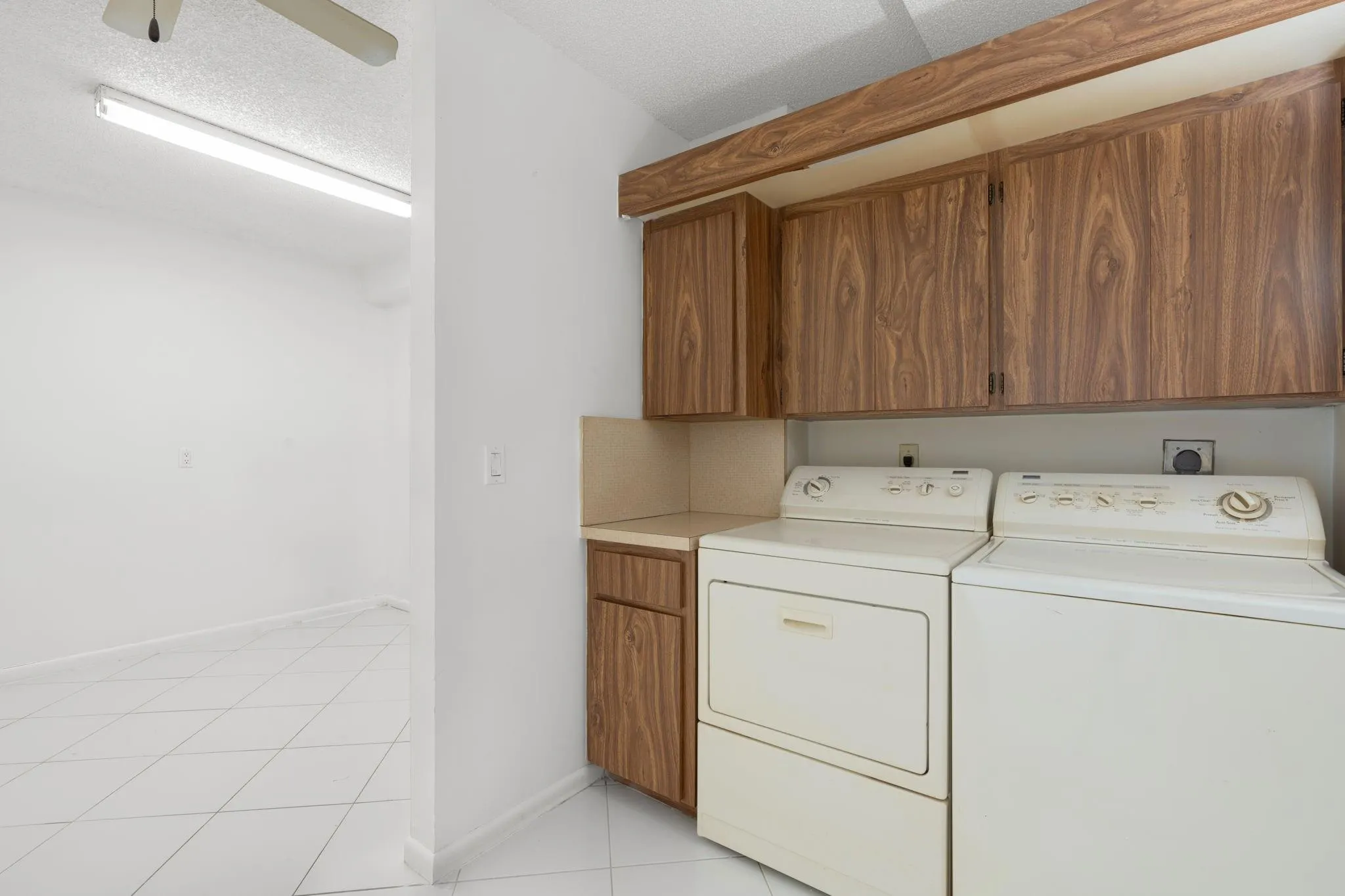 6061 Balboa Circle, #105