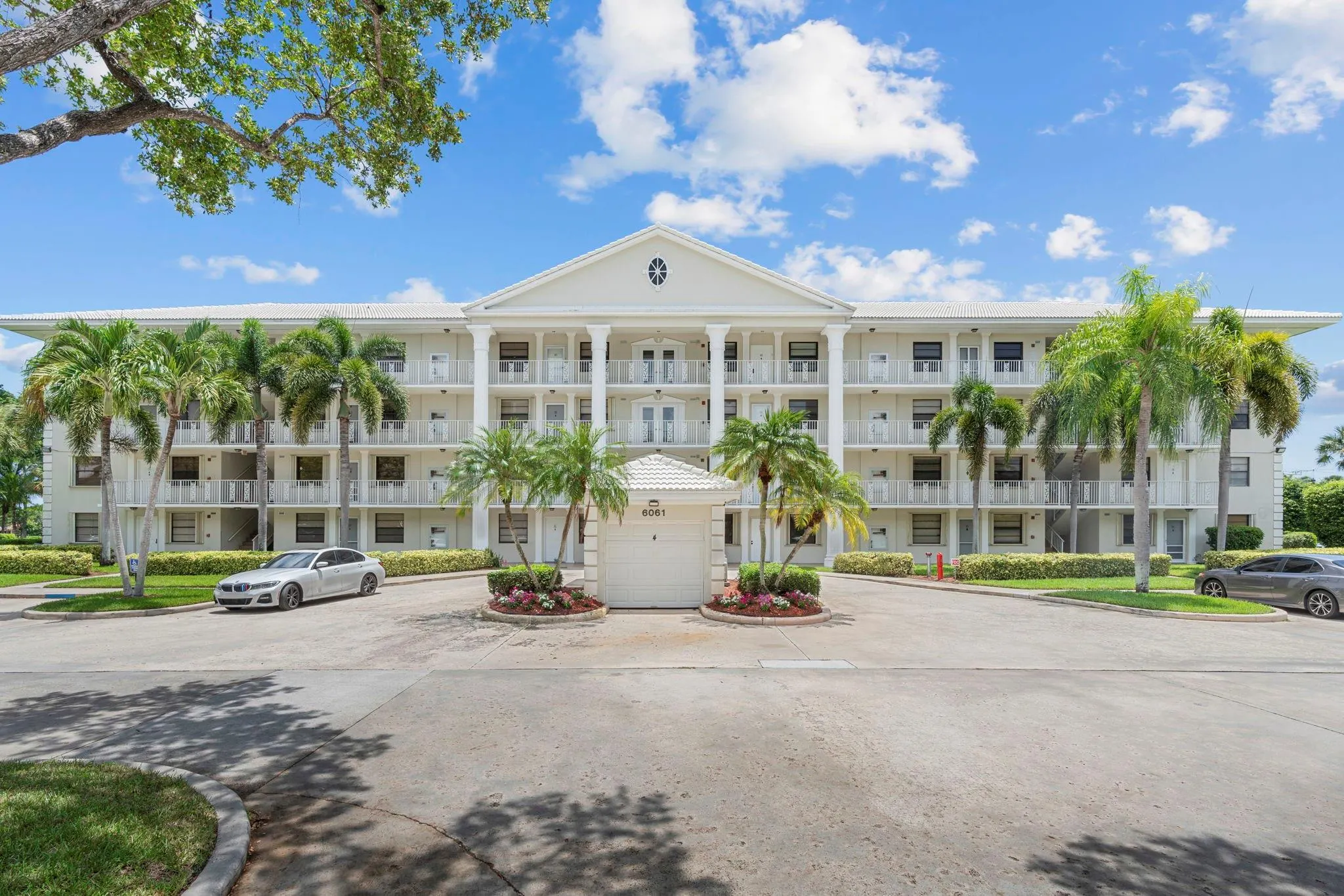 6061 Balboa Circle, #105