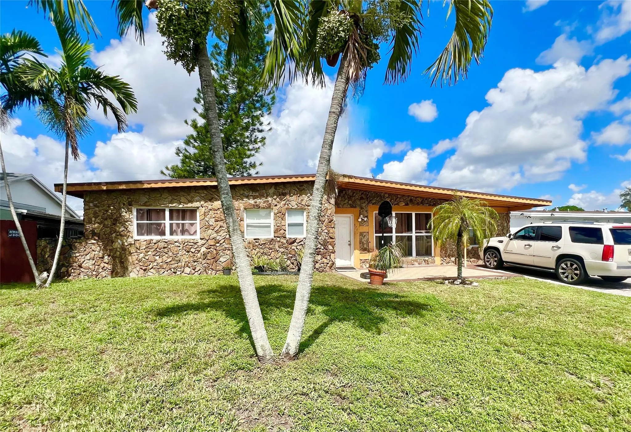 5751 SW 54th Ave