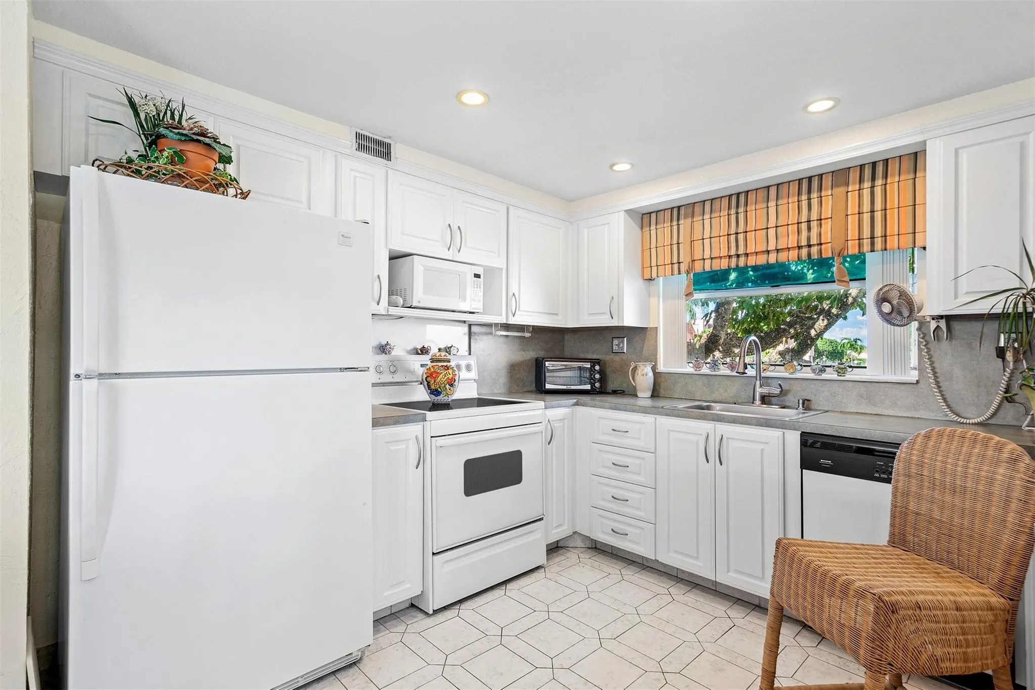 9681 Sunrise Lakes Blvd, #201