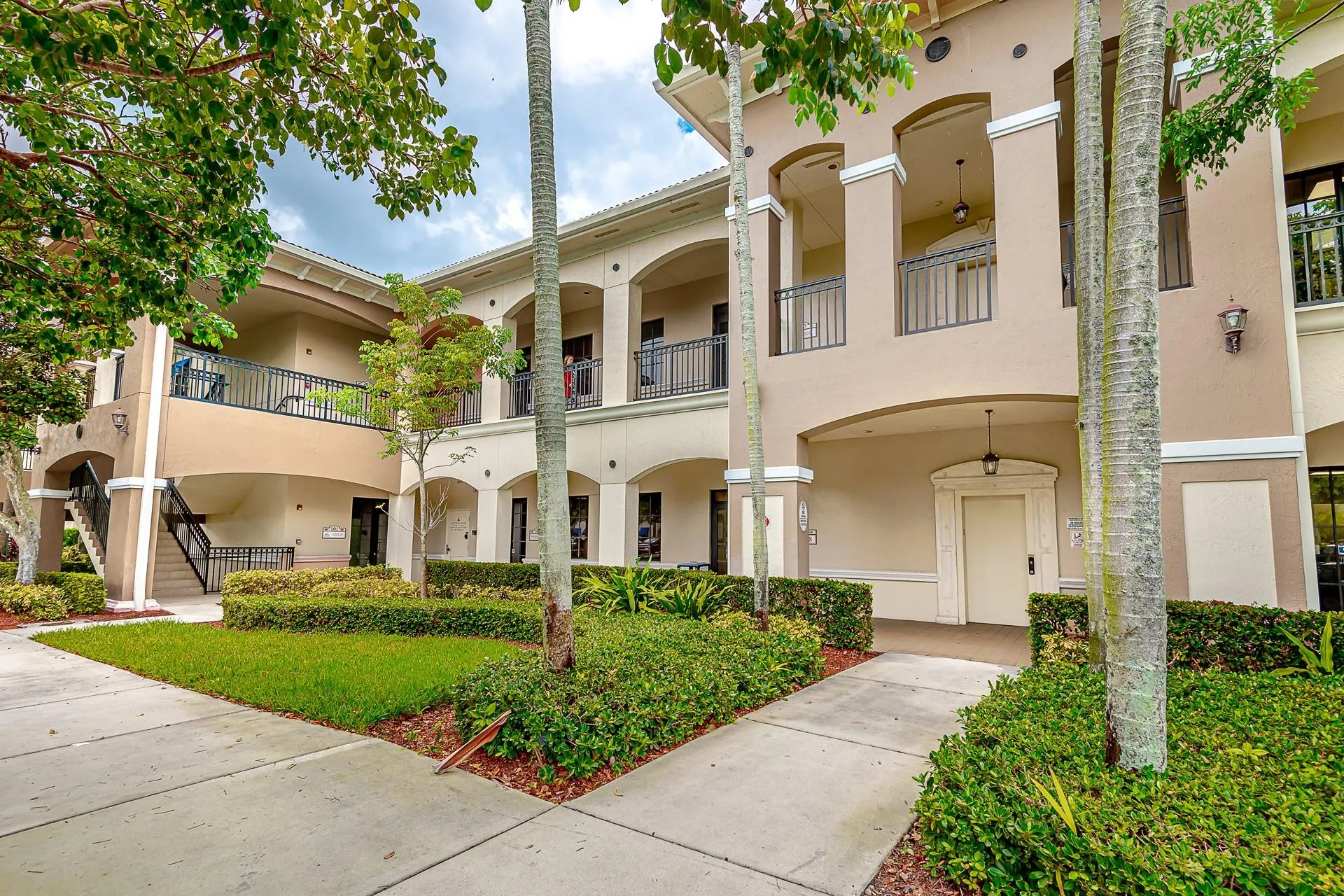 7301 Wiles Rd, #203