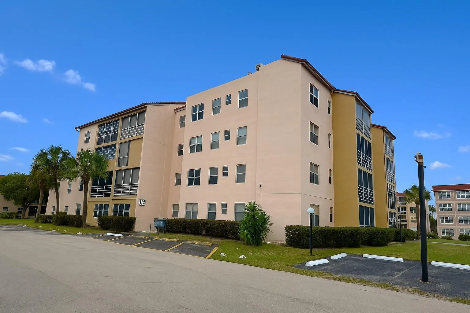 2811 Somerset Dr, #206