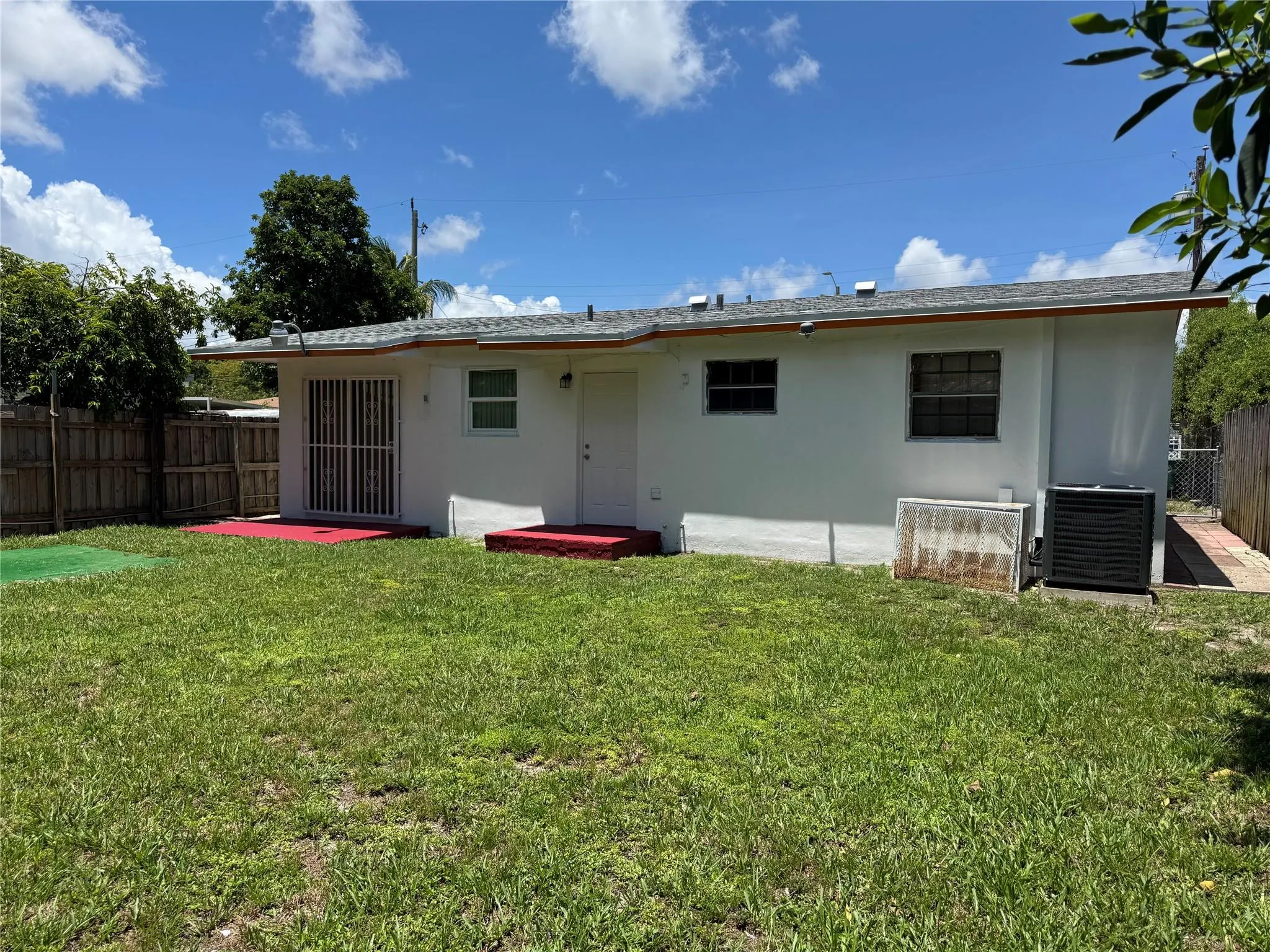 910 NW 43rd St