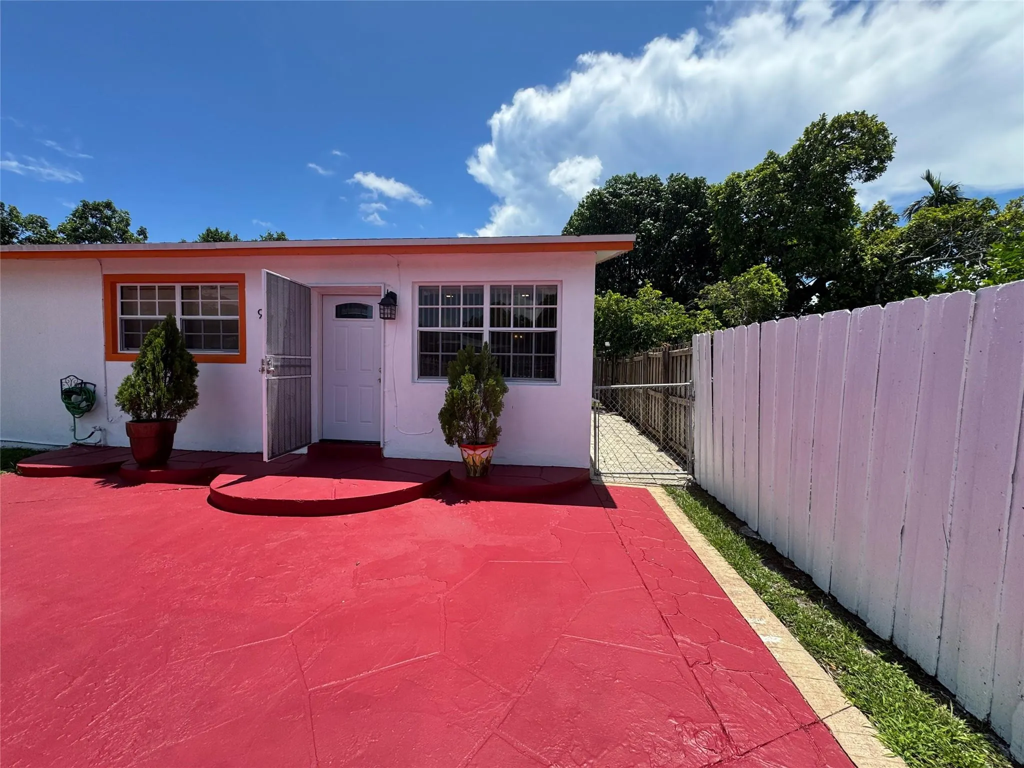 910 NW 43rd St