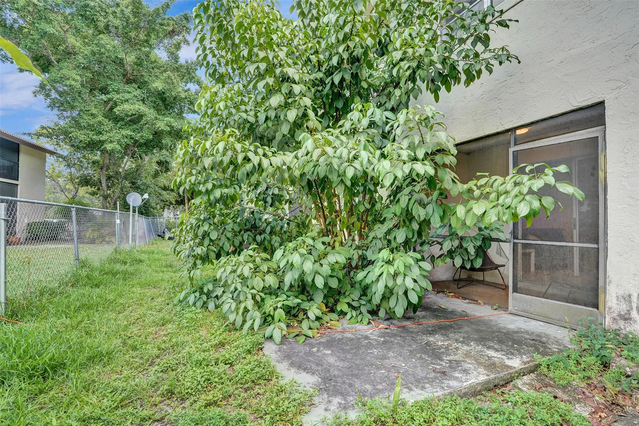 2504 Riverside Dr