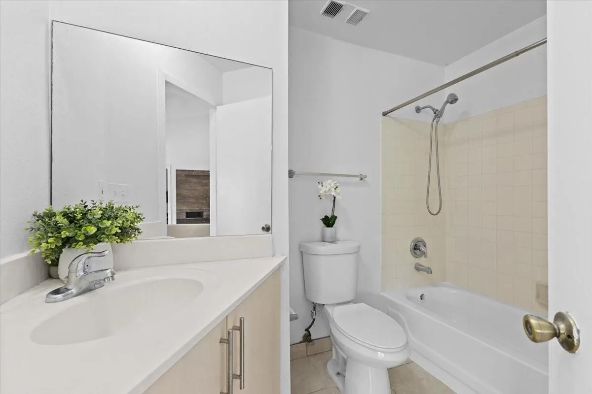 2445 SW 18th Ter, #806