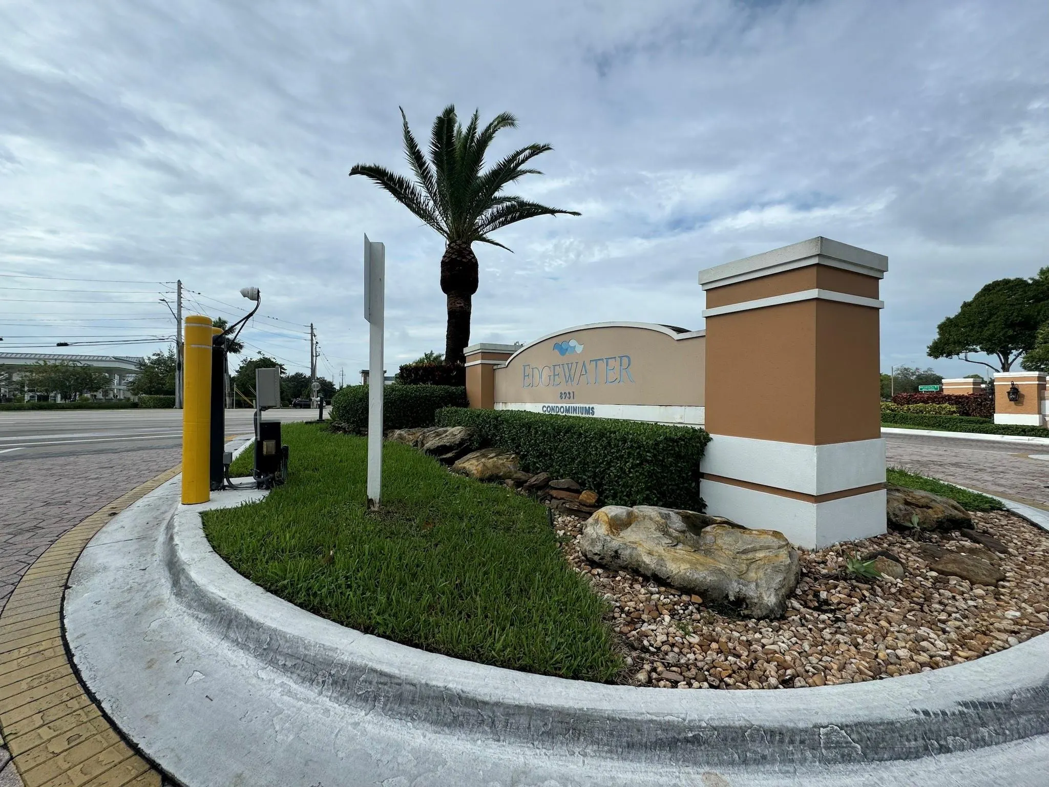 9033 Wiles Rd, #208