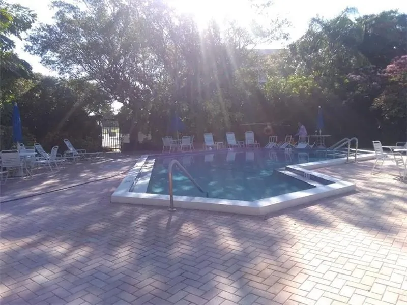 2801 N Palm Aire Dr, #606