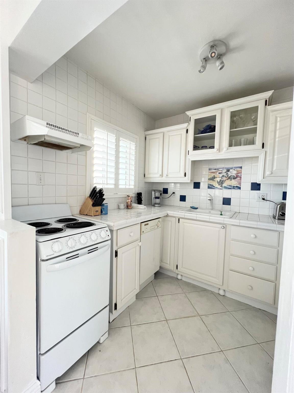 1041 Hillsboro Mile, #15