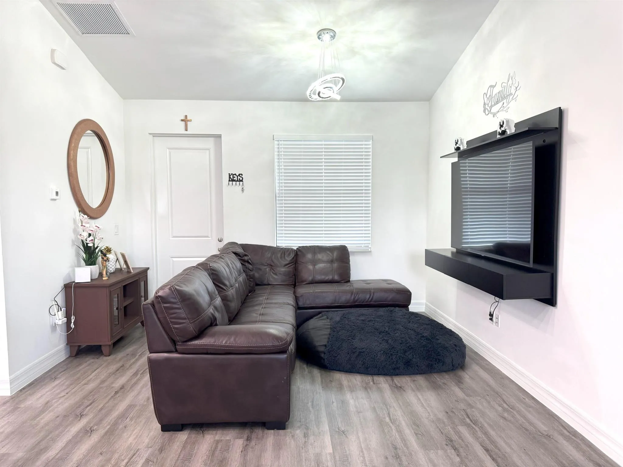 1086 W Leader Court