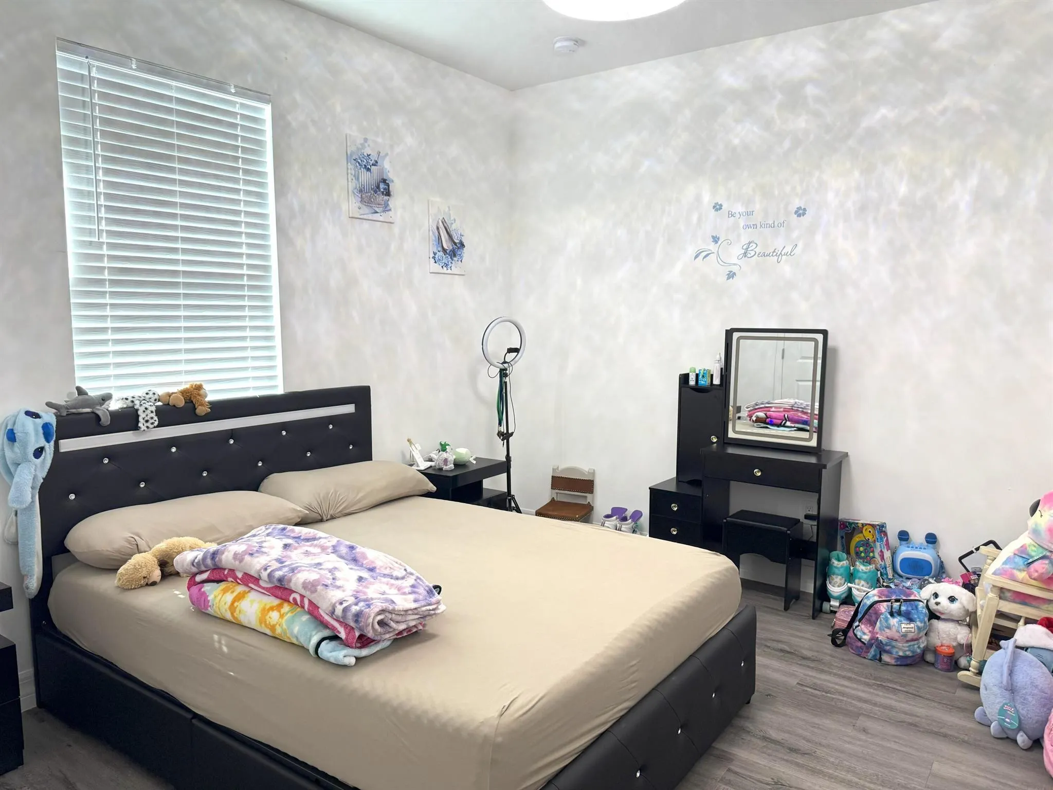 1086 W Leader Court