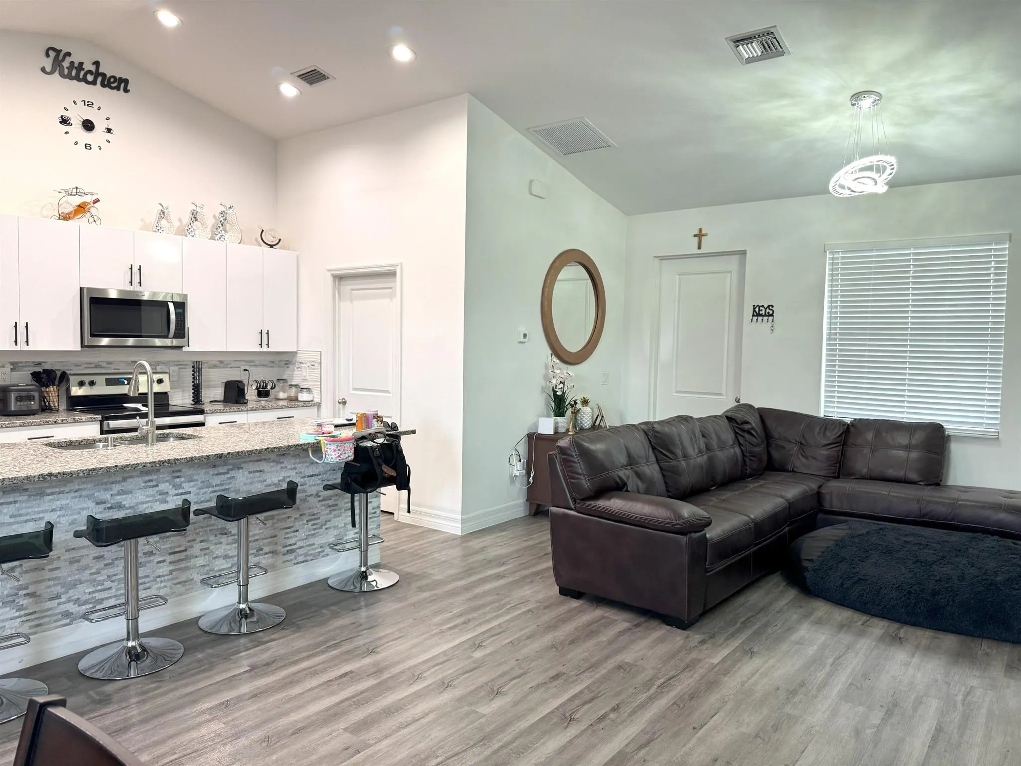 1086 W Leader Court