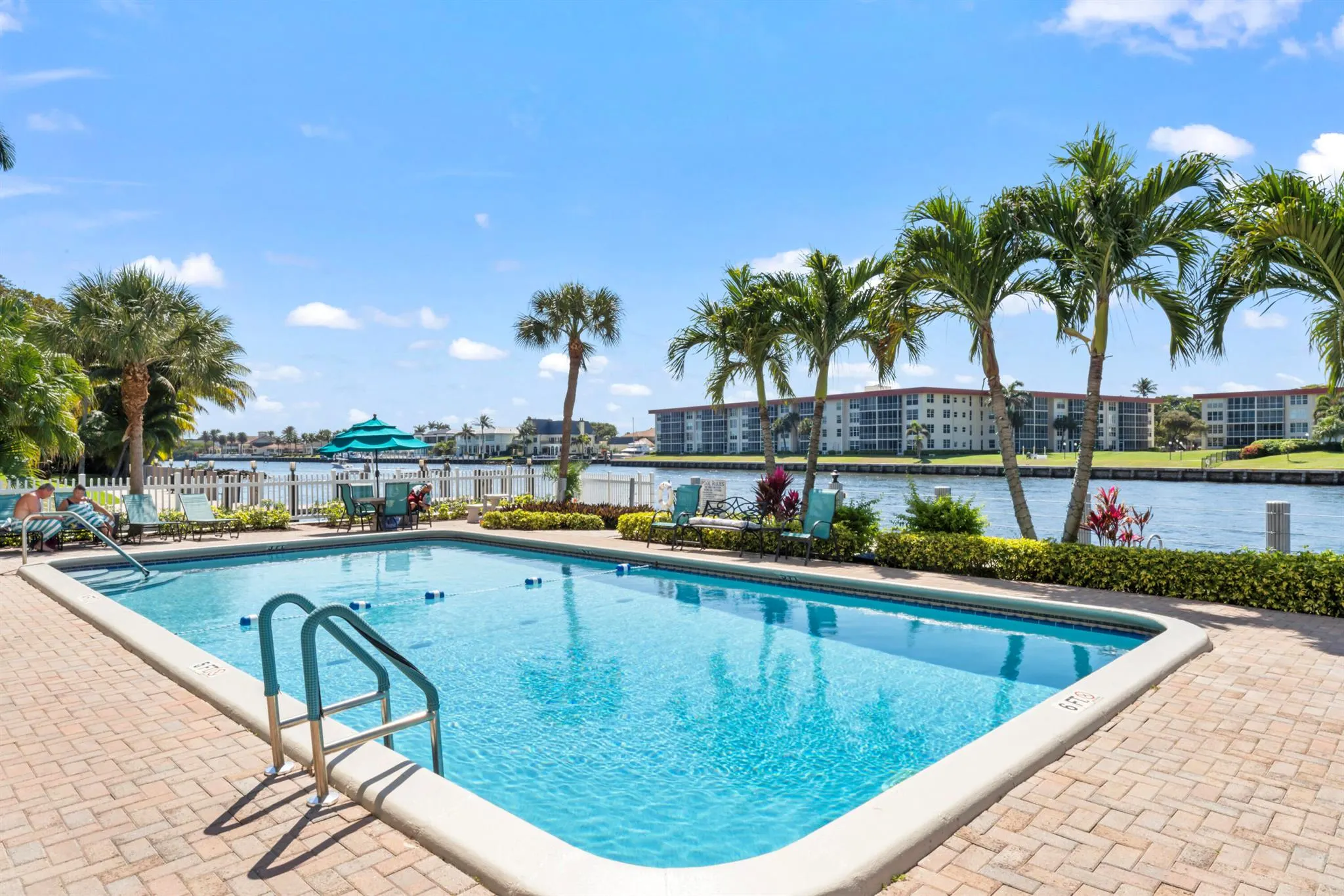 1150 Hillsboro Mile, #714