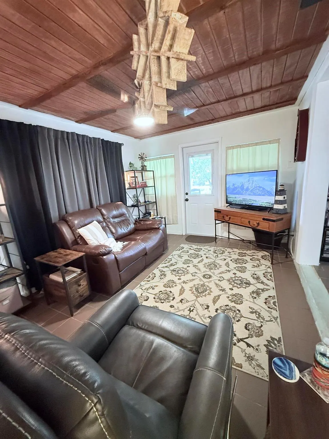 1736 Hunter Road