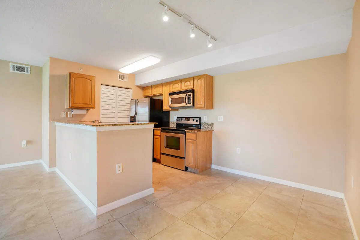 301 SW Palm Drive, #102