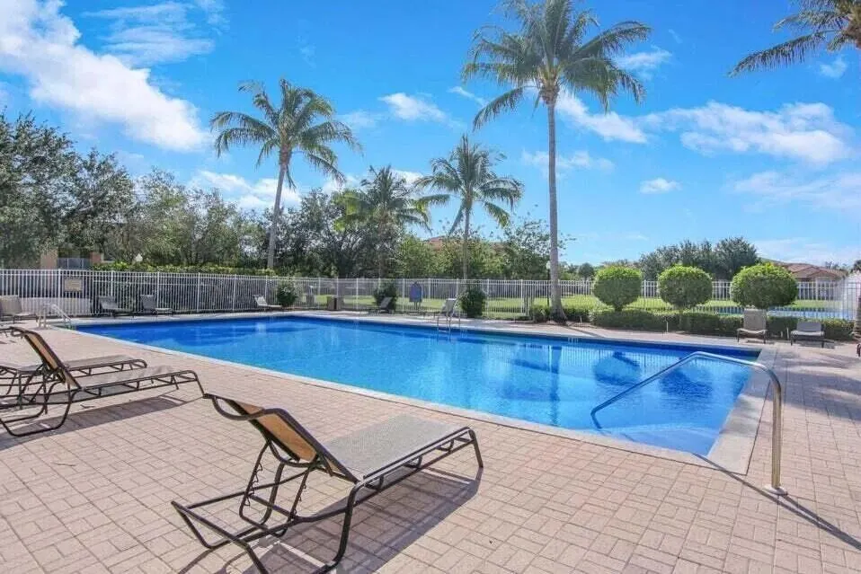 301 SW Palm Drive, #102