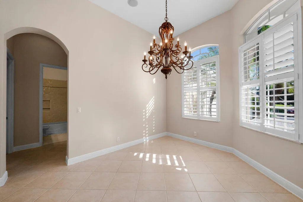 511 SW Squire Johns Lane