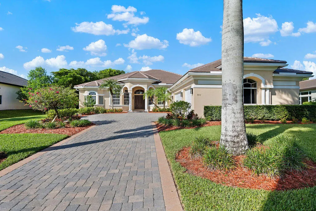 511 SW Squire Johns Lane